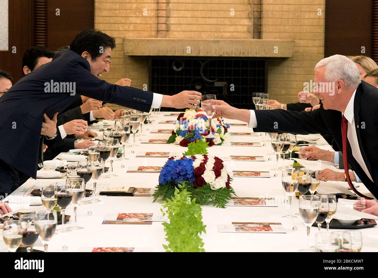 Il 18 aprile 2017, il vicepresidente degli Stati Uniti Mike Pence e il primo ministro giapponese Shinzo Abe hanno condiviso un brindisi durante un pranzo di lavoro al Kantei, la residenza ufficiale del Giappone e l'ufficio del primo ministro. Questo incontro è stato parte degli sforzi diplomatici durante i primi 100 giorni in carica del presidente Trump. Foto Stock