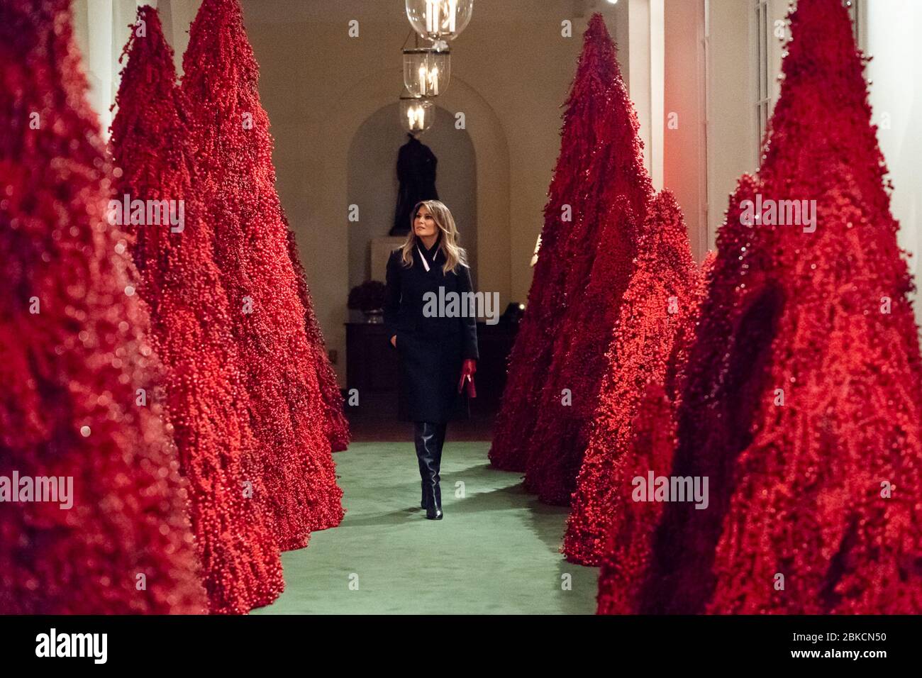 Il 25 novembre 2018, la First Lady Melania Trump ha recensito le decorazioni natalizie esposte nel colonnato orientale della Casa Bianca, mostrando il tema natalizio della Casa Bianca del 2018. Foto Stock