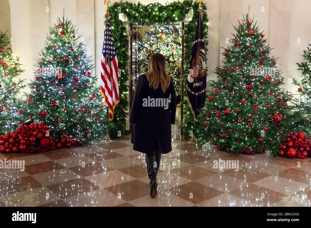 Il 25 novembre 2018, la First Lady Melania Trump ha esaminato le decorazioni natalizie della Casa Bianca nella Cross Hall come parte dei preparativi annuali per le vacanze alla Casa Bianca. Foto Stock