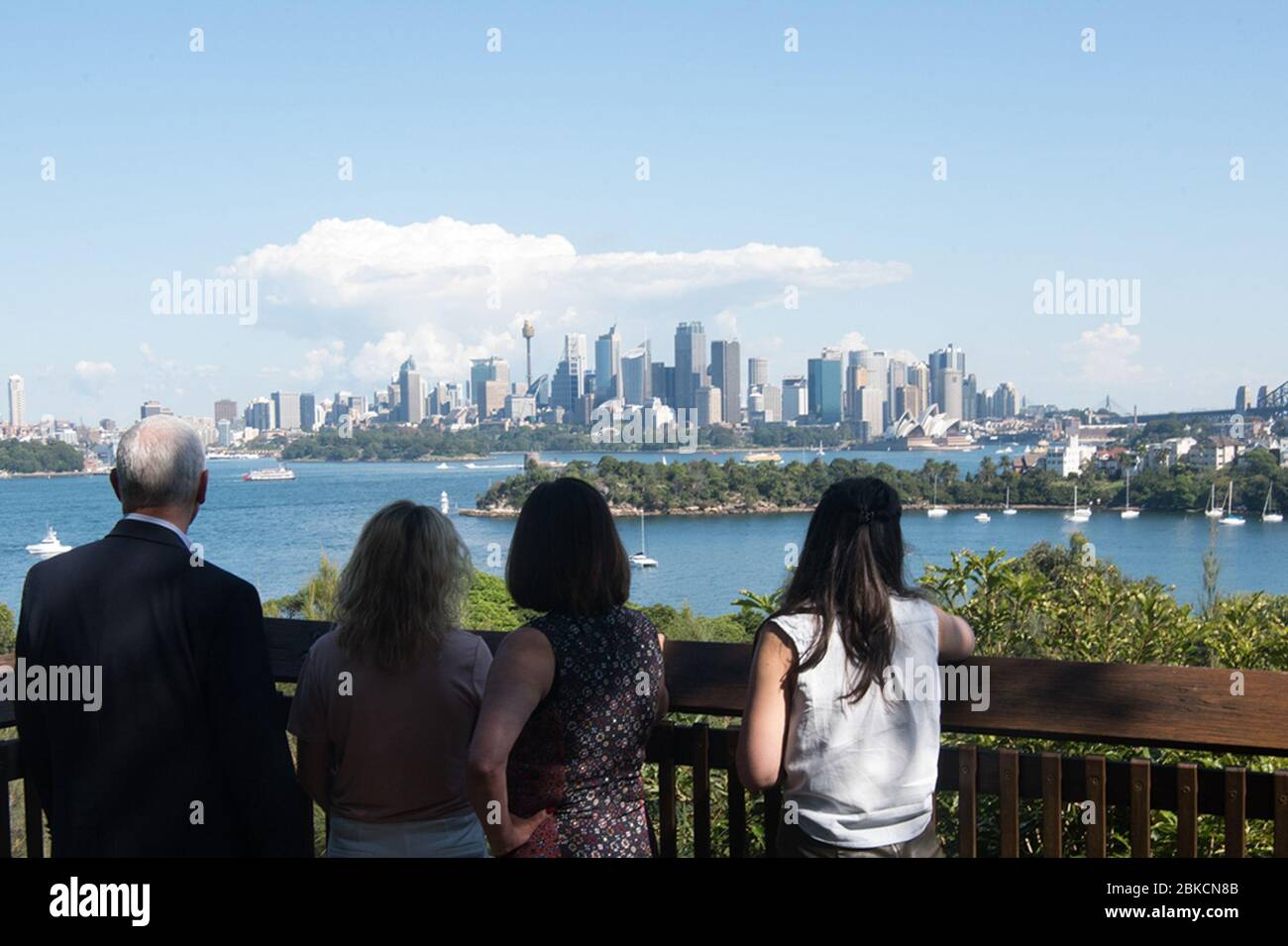 Il Vice Presidente Mike Pence, la Sig.ra Karen Pence, e le loro due figlie, Audrey e Charlotte Pence, hanno visto il Sydney Harbour a Sydney, NSW, Australia, domenica 23 aprile 2017. I primi 100 giorni del Presidente Trump: 93 Foto Stock