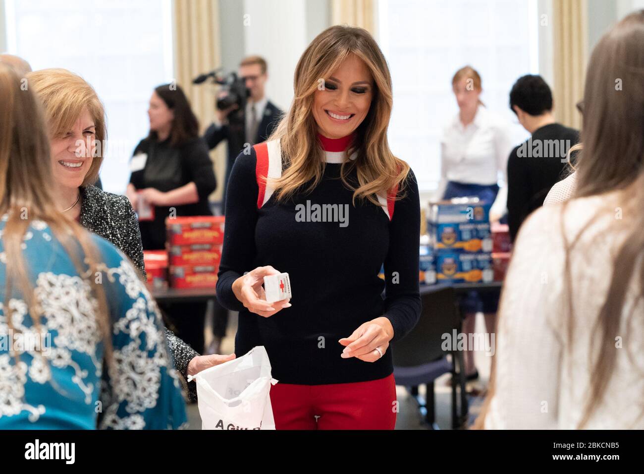 Il 27 novembre 2018, la First Lady Melania Trump si è offerta volontaria presso il quartier generale della Croce Rossa americana a Washington, D.C., per aiutare a assemblare i kit di comfort militare per le truppe statunitensi schierate. Foto Stock