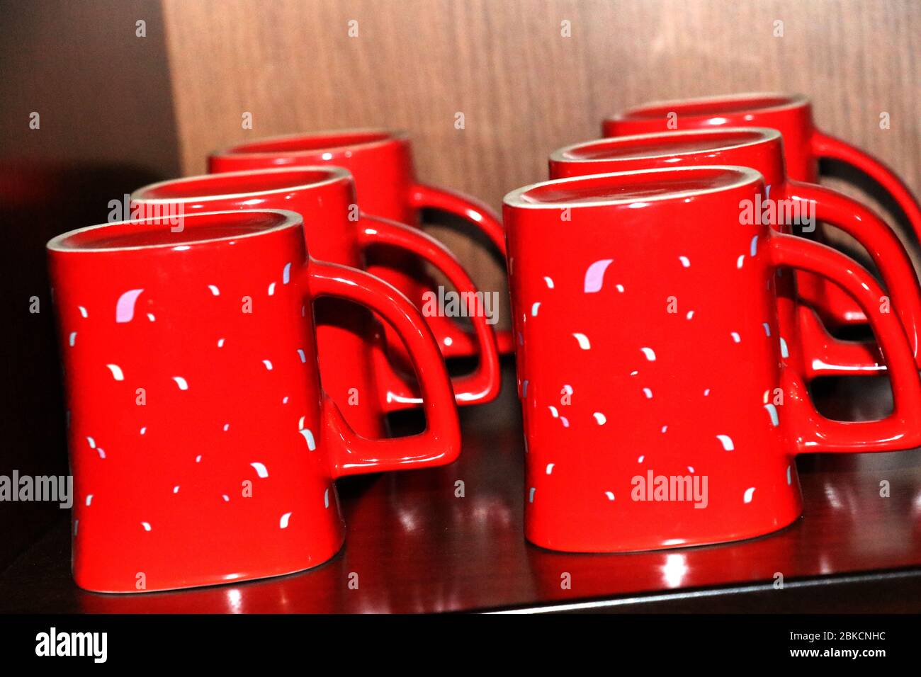 Tazza di caffè di colore rosso al Bangladesh per il ristoro è in attesa in vetrina durante il caffè Foto Stock