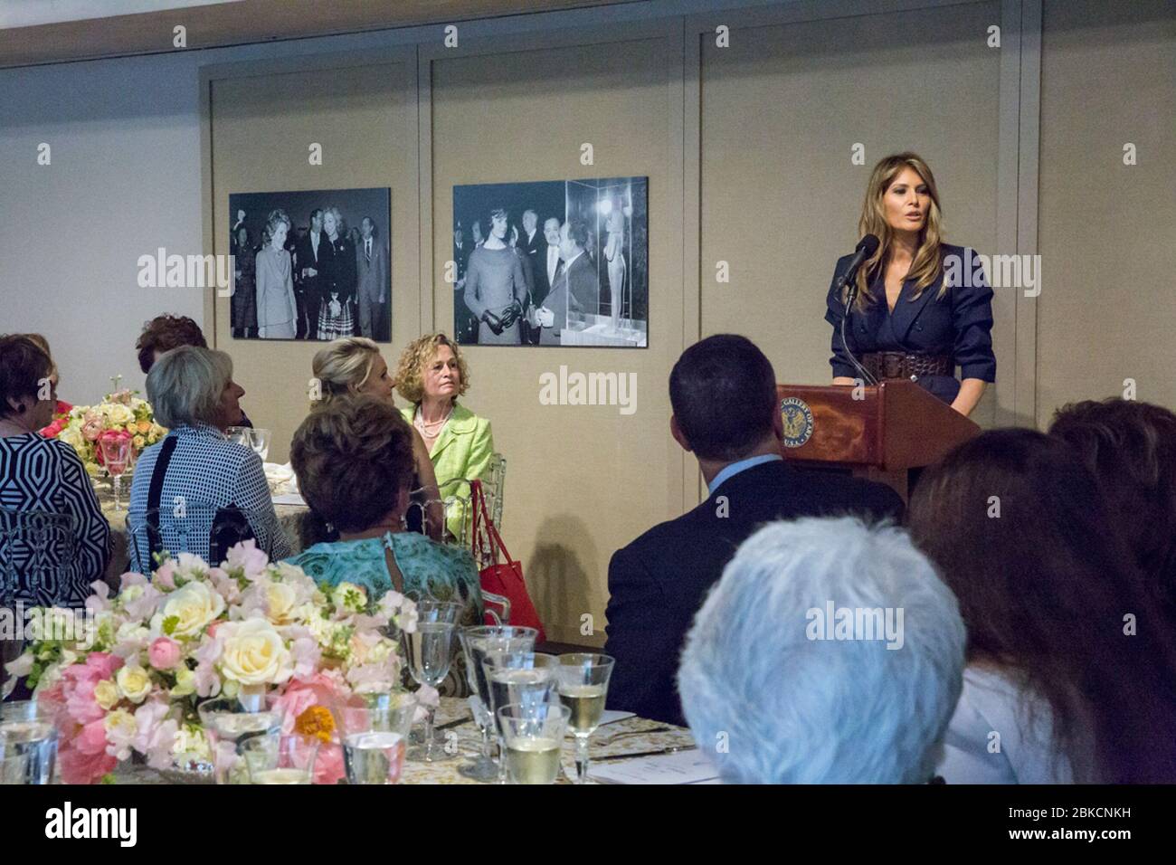 First Lady Melania Trump partecipa alla "First Lady Luncheon", ospitata dai coniugi del Senato presso la National Gallery of Art di Washington D.C., mercoledì 26 aprile 2017. La signora Karen Pence è presente. (White House Foto ufficiale di Bao N. Huynh) i primi 100 giorni del Presidente Trump: 98 Foto Stock