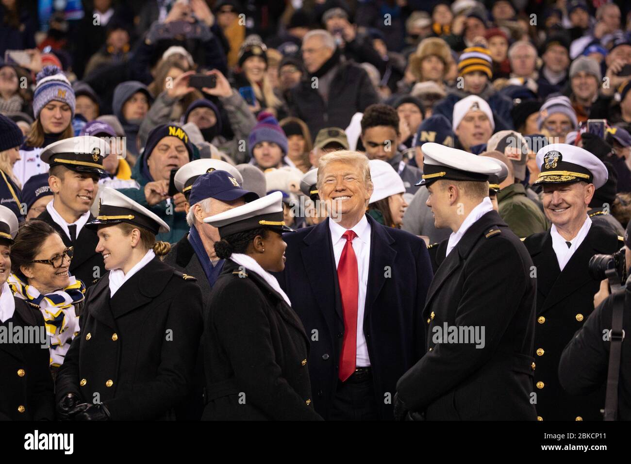 L'Army-Navy NCAA College Football Game è un gioco annuale di rivalità tra la U.S. Military Academy (Army) e la U.S. Naval Academy (Navy). Il gioco è un evento celebrato negli sport americani, con entrambe le squadre in competizione per l'onore delle rispettive accademie. Foto Stock