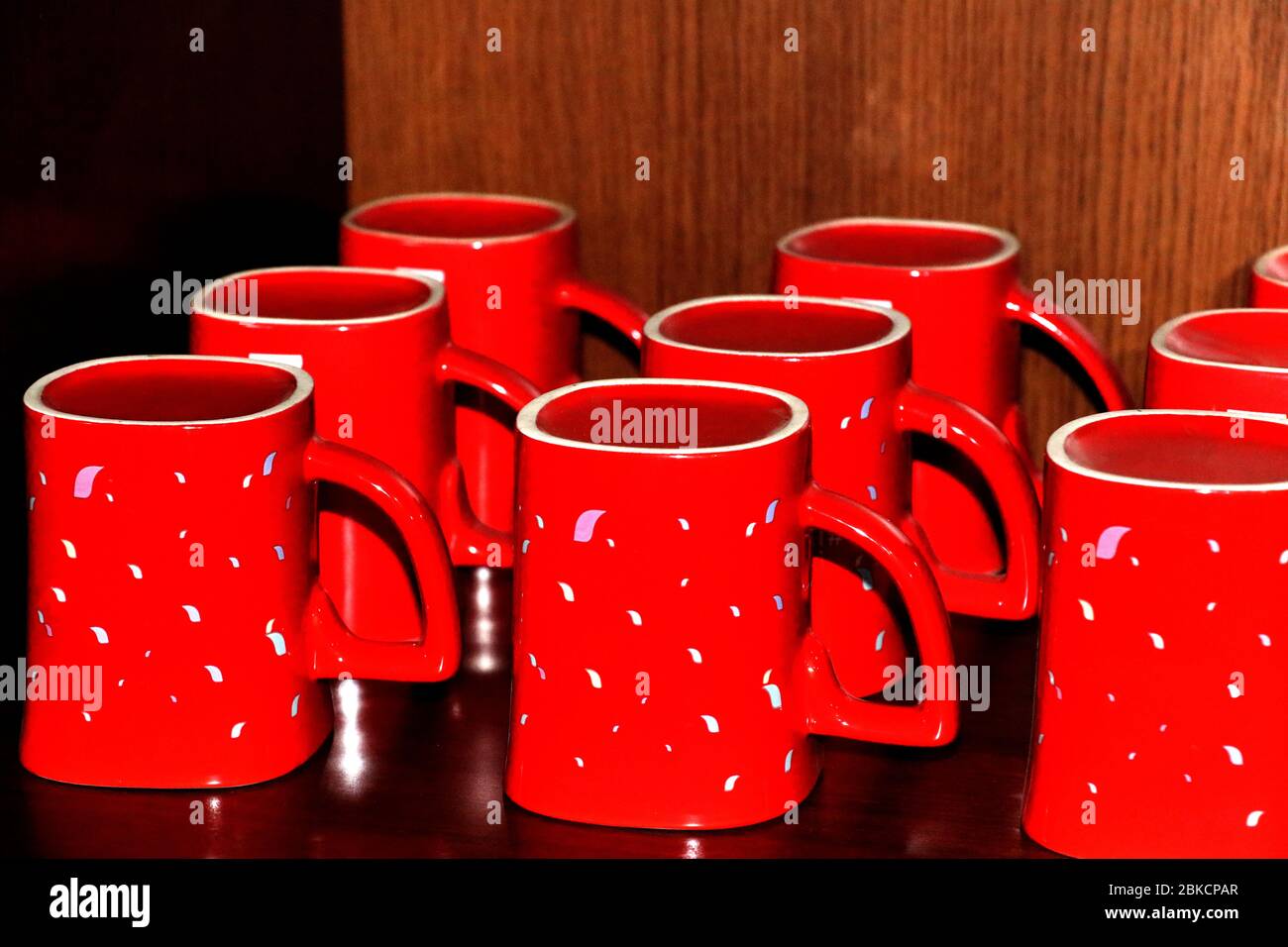 Una tazza di caffè di colore rosso per il rinfresco è in attesa presso la vetrina Foto Stock