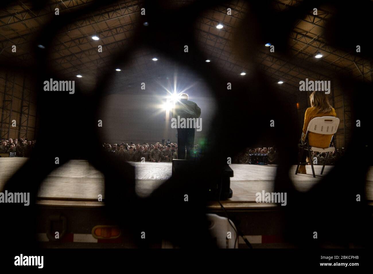 Il 26 dicembre 2018, il presidente Donald Trump e la First Lady Melania Trump hanno visitato le truppe statunitensi presso la base aerea di al-Asad in Iraq. Il presidente si rivolse alle truppe mentre erano circondate da reti mimetiche durante la visita. Foto Stock