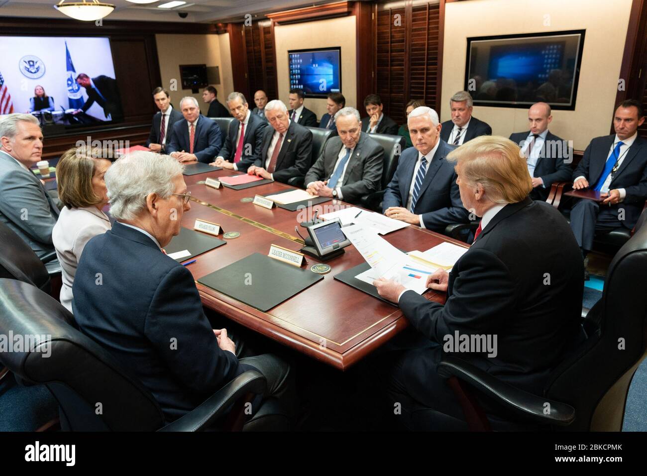 Il 2 gennaio 2019, il presidente Donald J. Trump, accompagnato dal vicepresidente Mike Pence, ha incontrato sia la leadership legislativa repubblicana che quella democratica nella Situation Room della Casa Bianca. La riunione si è concentrata su questioni politiche chiave e sulla cooperazione bipartisan nel governo. Foto Stock