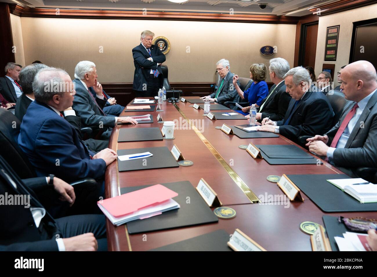 Il presidente Donald J. Trump e il vicepresidente Mike Pence si incontrano con i leader del Congresso il 4 gennaio 2019 nella Situation Room per discutere le questioni chiave che interessano il governo e la nazione. L'incontro si è tenuto alla Casa Bianca per affrontare varie questioni di importanza nazionale. Foto Stock