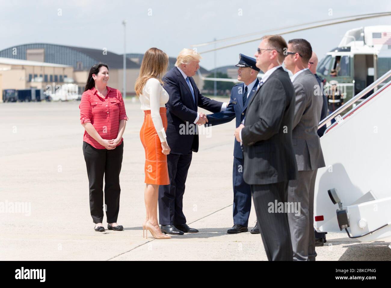 Il Presidente Donald Trump e la First Lady Melania Trump sono accolti al loro arrivo all'Air Force uno, venerdì 19 maggio 2017, presso la Joint base Andrews, MD, per l'inizio della loro visita all'estero in Arabia Saudita, Israele, Roma, Bruxelles e Taormina, Italia. Viaggio del Presidente Trump all'estero Foto Stock