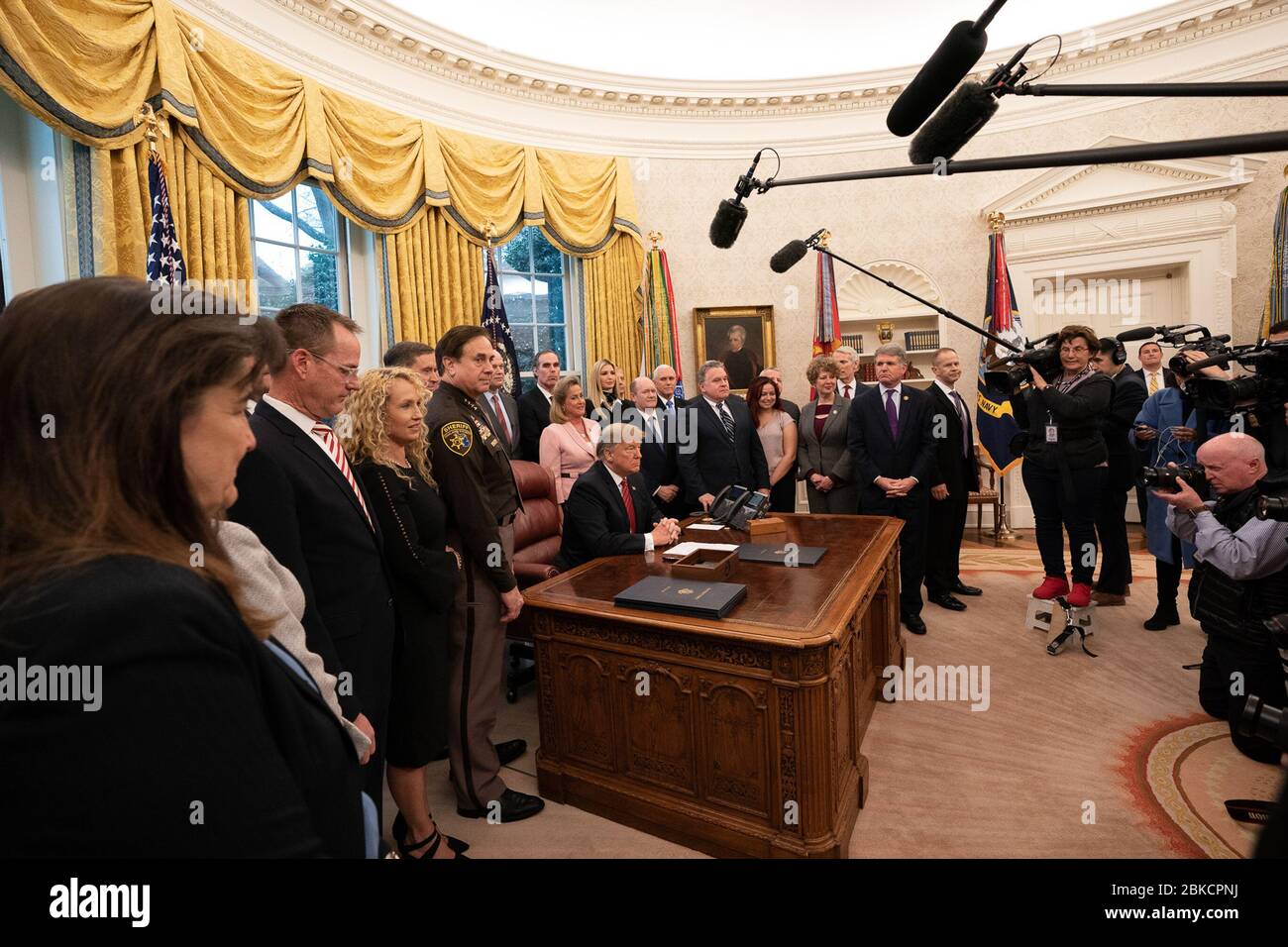 Il presidente Donald J. Trump, affiancato dal vicepresidente Mike Pence, pronuncia le sue osservazioni prima di firmare la legislazione anti-tratta di esseri umani il 9 gennaio 2019, nell'ufficio ovale. Foto Stock
