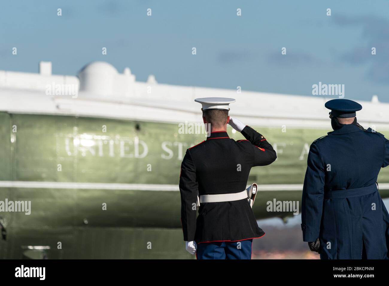 Il personale militare saluta Marine One, portando il presidente Donald J. Trump, quando arriva alla Joint base Andrews giovedì 10 gennaio 2019, dove il presidente Trump salirà a bordo dell'Air Force One per il suo viaggio a McAllen, Texas. Marine One Lands presso la Joint base Andrews Foto Stock