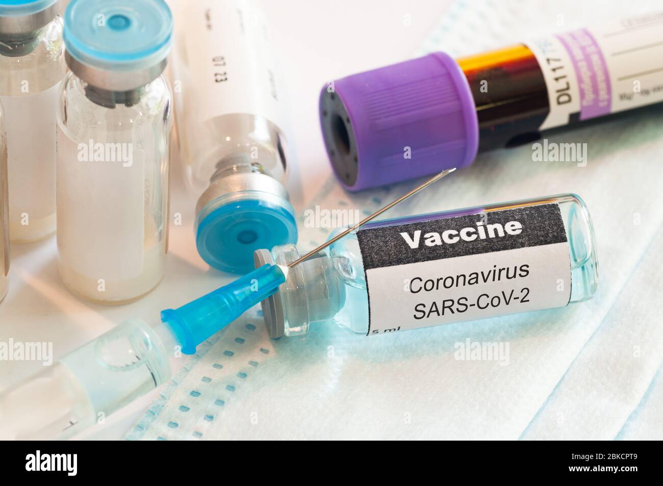 Siringa per uso medico con flaconcino di vetro con vaccino per coronavirus COVID-19. Foto Stock