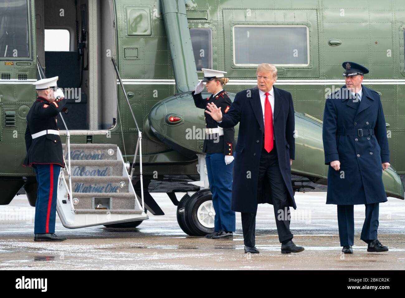 Il presidente Donald J. Trump si ondeggia mentre è scortato all'aeronautica uno dall'aeronautica militare statunitense col. Samuel Chestnut alla base congiunta Andrews Lunedi, 14 gennaio 2019, iniziando il suo viaggio a New Orleans. Il presidente Trump arriva alla Joint base Andrews Foto Stock