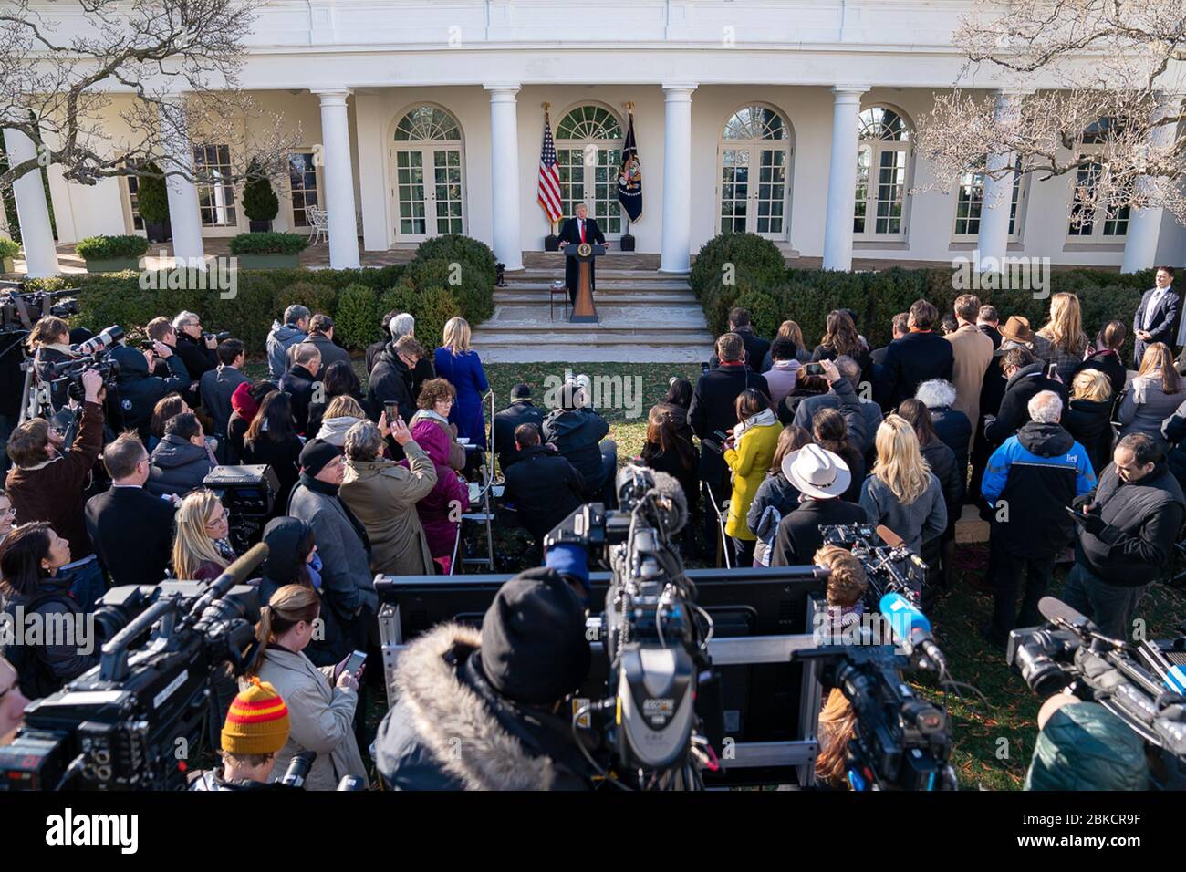Il 25 gennaio 2019, il presidente Donald J. Trump ha pronunciato osservazioni al Rose Garden riguardo alla chiusura in corso del governo degli Stati Uniti. Ha discusso le ragioni dietro l'arresto e le possibili soluzioni per porre fine all'impasse. Il discorso faceva parte degli sforzi per coinvolgere il pubblico e il Congresso sulla situazione. Foto Stock