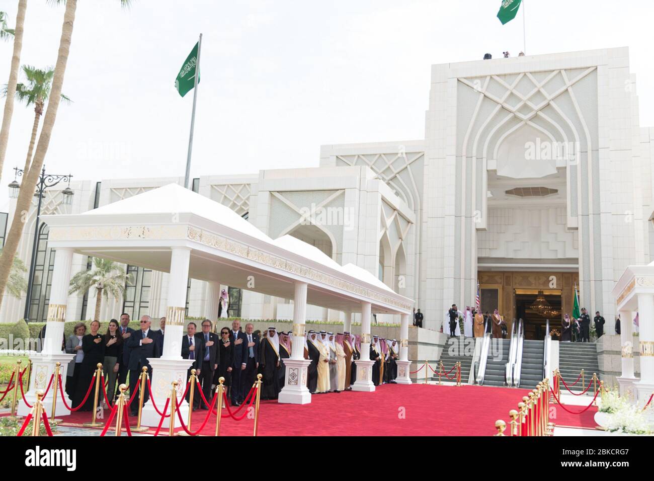 I membri della delegazione statunitense sono presenti durante le cerimonie di arrivo, sabato 20 maggio 2017, presso il Palazzo reale di Riyadh, Arabia Saudita. Viaggio del Presidente Trump all'estero Foto Stock