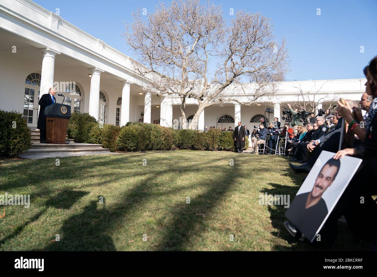 Il 15 febbraio 2019, il presidente Donald Trump ha pronunciato osservazioni al Rose Garden della Casa Bianca, affrontando la sicurezza nazionale e la crisi umanitaria al confine meridionale degli Stati Uniti. Il discorso ha evidenziato le attuali sfide alle frontiere. Foto Stock
