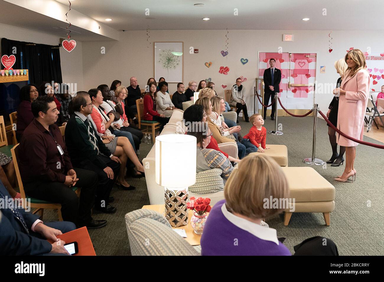 First Lady Melania Trump e Jennifer Lucca, CEO della Children's Inn, salutano i giovani adulti, i genitori e gli operatori sanitari presso la Children's Inn presso l'Istituto Nazionale della Salute, giovedì 14 febbraio 2019, a Bethesda, Md. First Lady Melania Trump visita la Children's Inn presso l'Istituto Nazionale della Salute Foto Stock