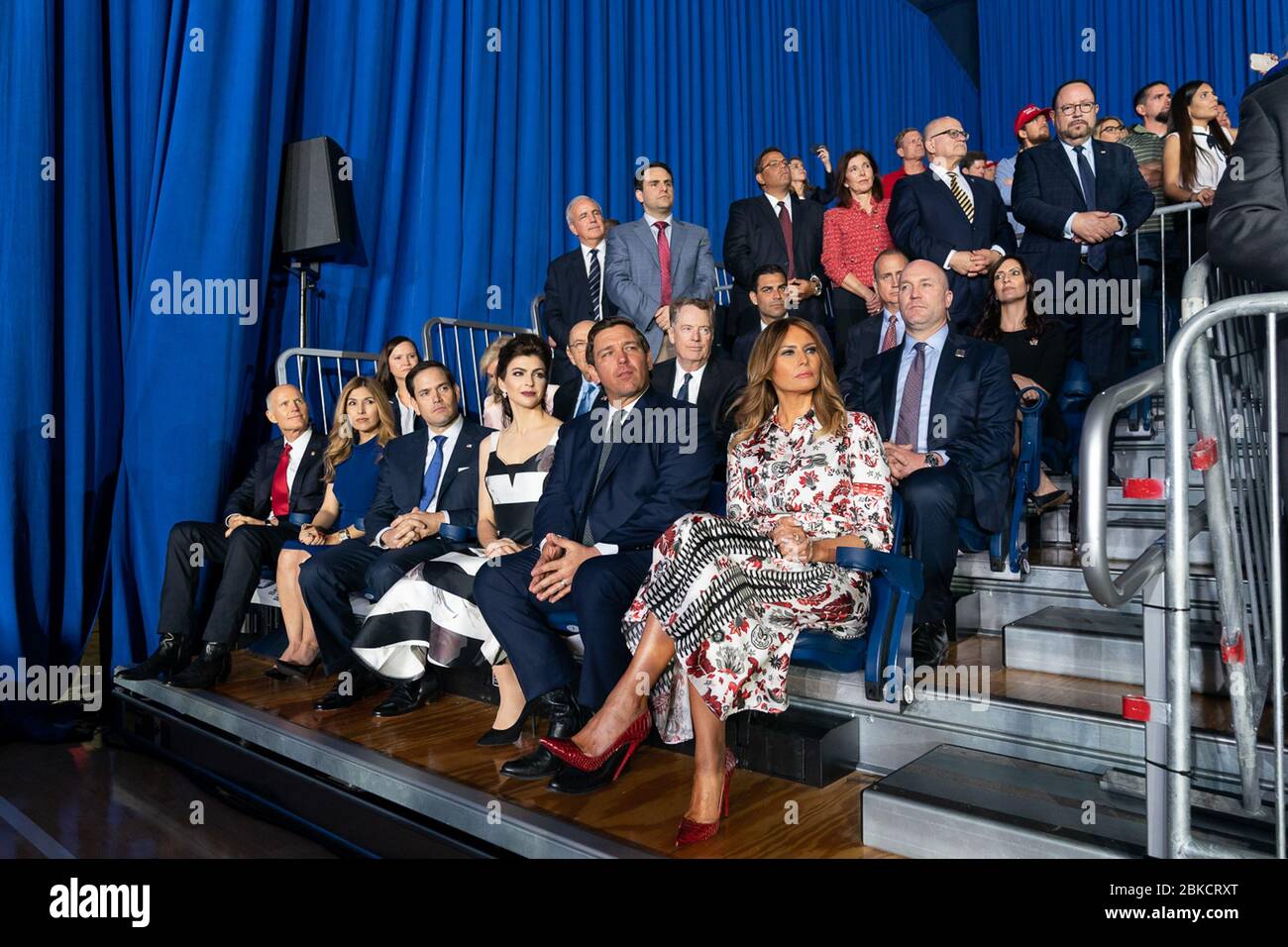 First Lady Melania Trump guarda il presidente Donald J. Trump che esprime commenti alla comunità americana venezuelana lunedì 18 febbraio 2019, presso il Florida International University Ocean Bank Convocation Center di Miami. Alla prima Signora si uniscono in prima fila il senatore Rick Scott (R-FL); la signora Jeanette Rubio; il senatore Marco Rubio (R-FL); la signora Casey DeSantis; e il governatore della Florida Ron DeSantis. Gli ospiti della seconda fila includono da sinistra, la sig.ra Hilary Geary, moglie del segretario Ross, il segretario di commercio Wilbur Ross e l'ambasciatore del rappresentante commerciale degli Stati Uniti Robert Lighthizer. Presidente Trump De Foto Stock