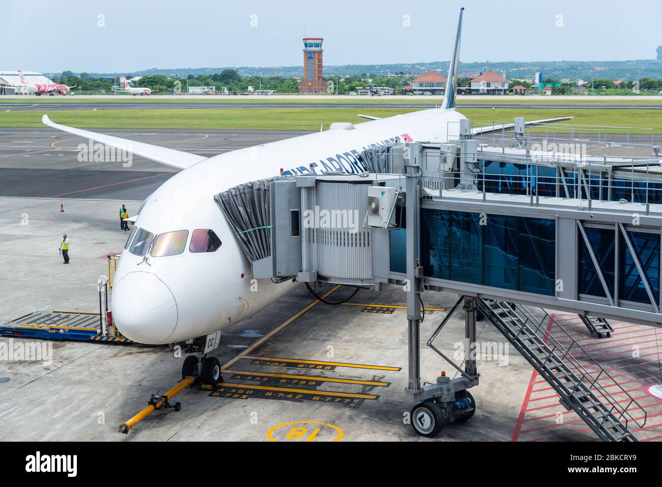 Singapore Airlines Boeing 787 Dreamliner all'Aeroporto di Denpasar a Bali Foto Stock