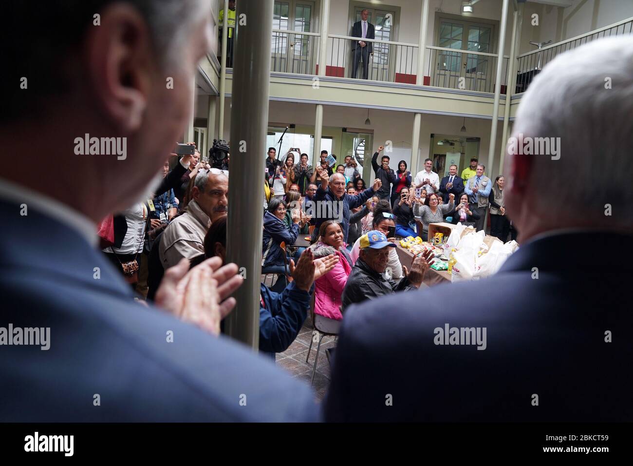 Il Vice Presidente Mike Pence e il Presidente venezuelano Juan Guaido incontrano i migranti venezuelani lunedì 25 febbraio 2019 a Bogotà, Colombia. Viaggio del Vice Presidente Pence in Colombia Foto Stock