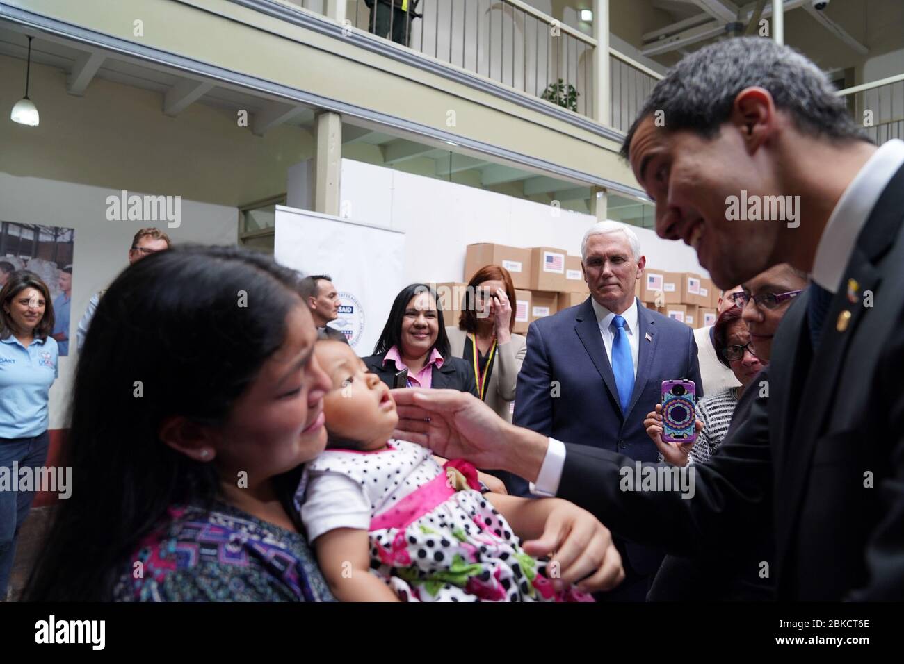 Il Vice Presidente Mike Pence e il Presidente venezuelano Juan Guaido incontrano i migranti venezuelani lunedì 25 febbraio 2019 a Bogotà, Colombia. Viaggio del Vice Presidente Pence in Colombia Foto Stock