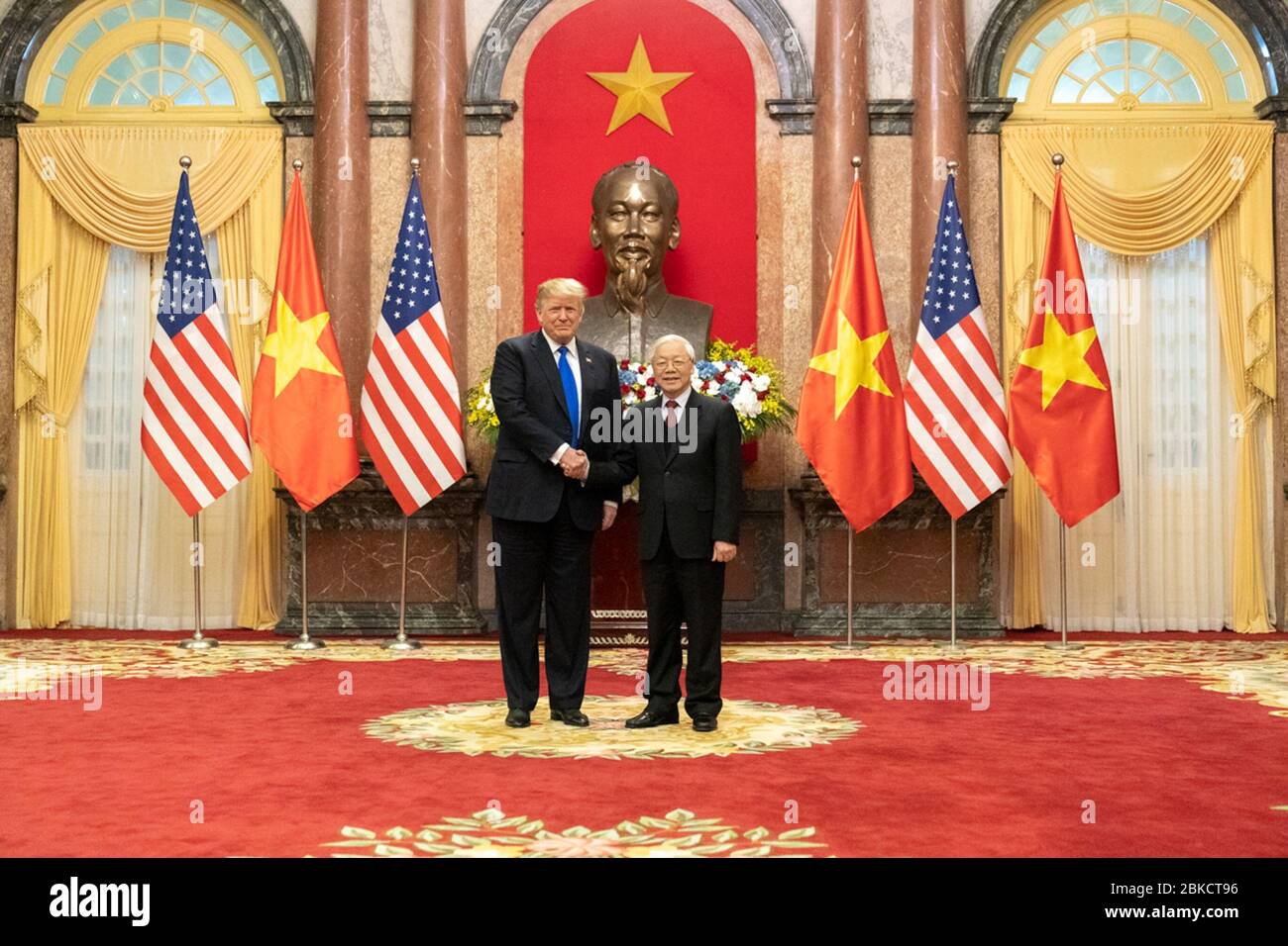 Il 27 febbraio 2019, il presidente Donald J. Trump e Nguyen Phu Trong, Segretario generale del Partito Comunista del Vietnam, hanno preso parte a un'opportunità fotografica nella Mirror Room del Palazzo Presidenziale di Hanoi, nell'ambito della visita diplomatica di Trump in Vietnam. Foto Stock