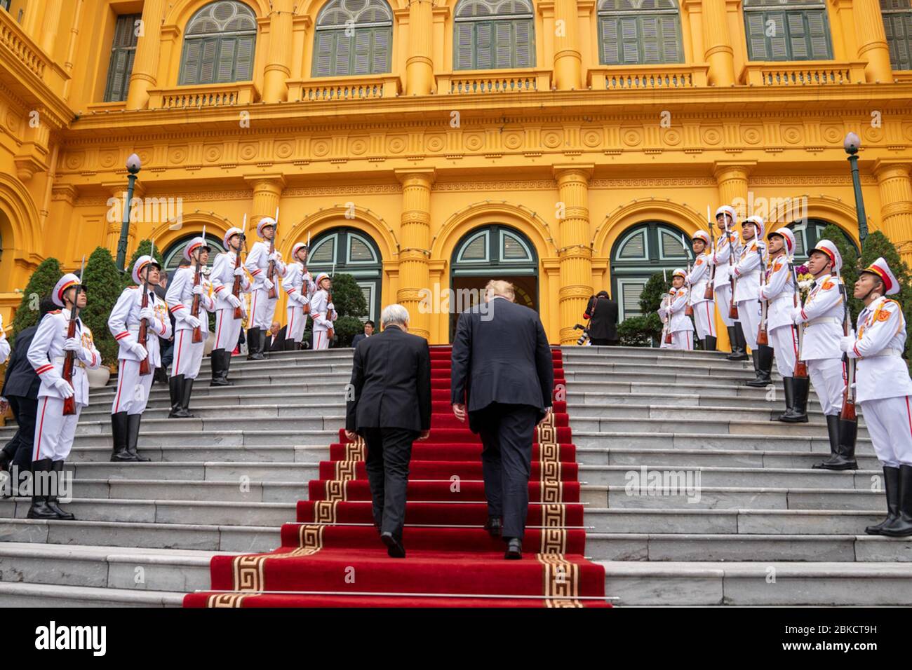 Il presidente Donald J. Trump è accolto da Nguyen Phu Trong, Segretario generale del Partito Comunista del Vietnam, mentre arriva al Palazzo Presidenziale di Hanoi, Vietnam, il 27 febbraio 2019. La visita ha segnato un importante momento diplomatico. Foto Stock