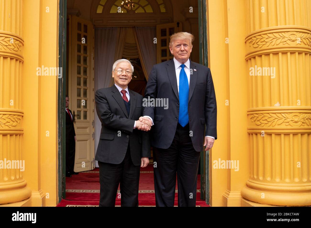 Il 27 febbraio 2019, il presidente Donald J. Trump è stato accolto da Nguyen Phu Trong, Segretario generale del Partito Comunista e Presidente del Vietnam, al Palazzo Presidenziale di Hanoi durante la sua visita di stato in Vietnam. Foto Stock