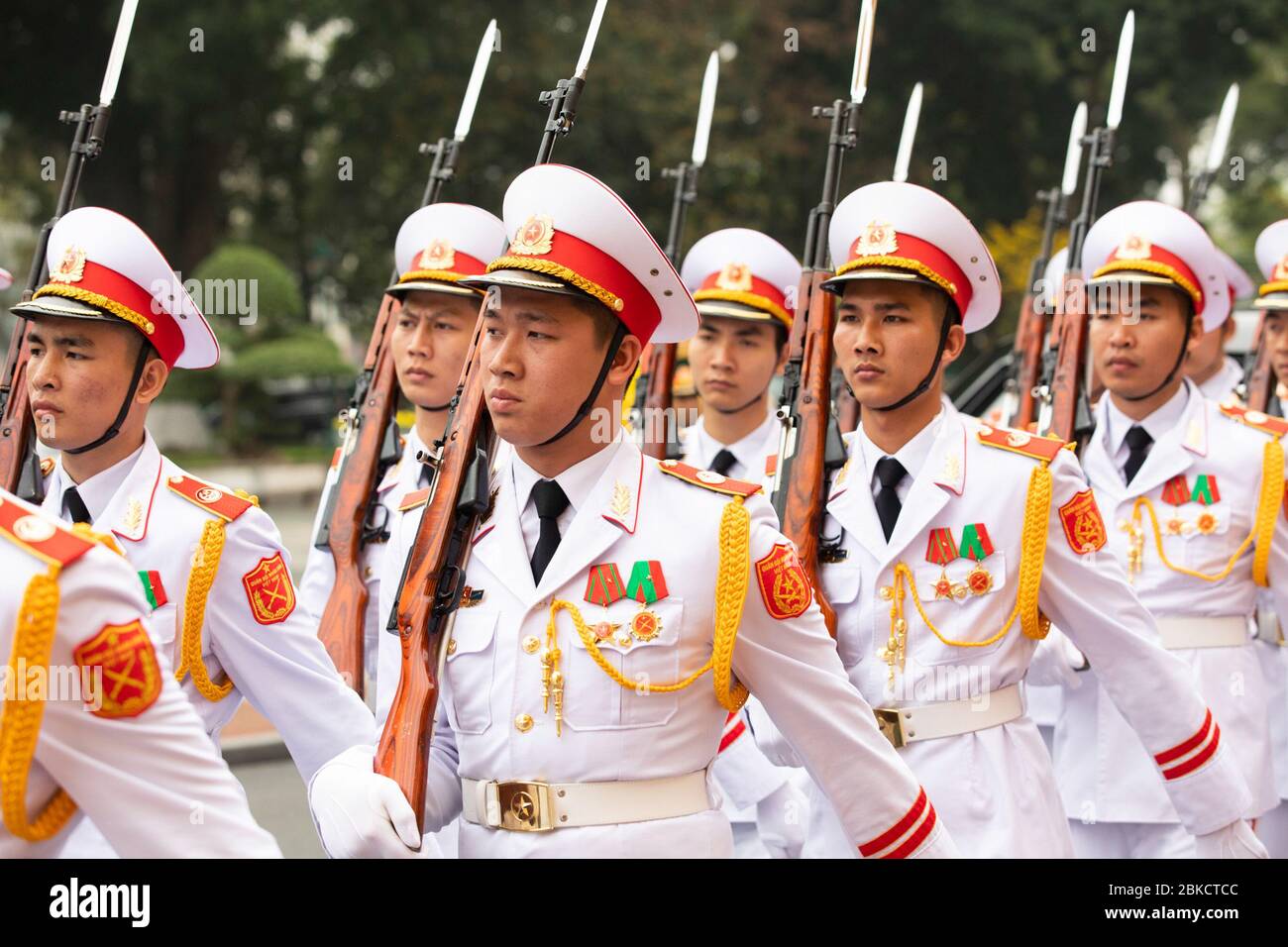Il 27 febbraio 2019, il presidente Donald J. Trump è stato accolto da bambini che tenevano bandiere e guardie d'onore al Palazzo Presidenziale di Hanoi, in Vietnam, durante la sua visita di stato nel paese. Foto Stock