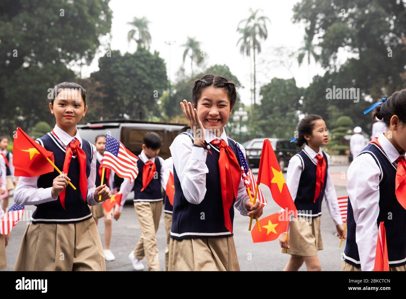 Il 27 febbraio 2019, il presidente Donald J. Trump è stato accolto da bambini con bandiere e guardie d'onore al Palazzo Presidenziale di Hanoi durante la sua visita in Vietnam. Foto Stock