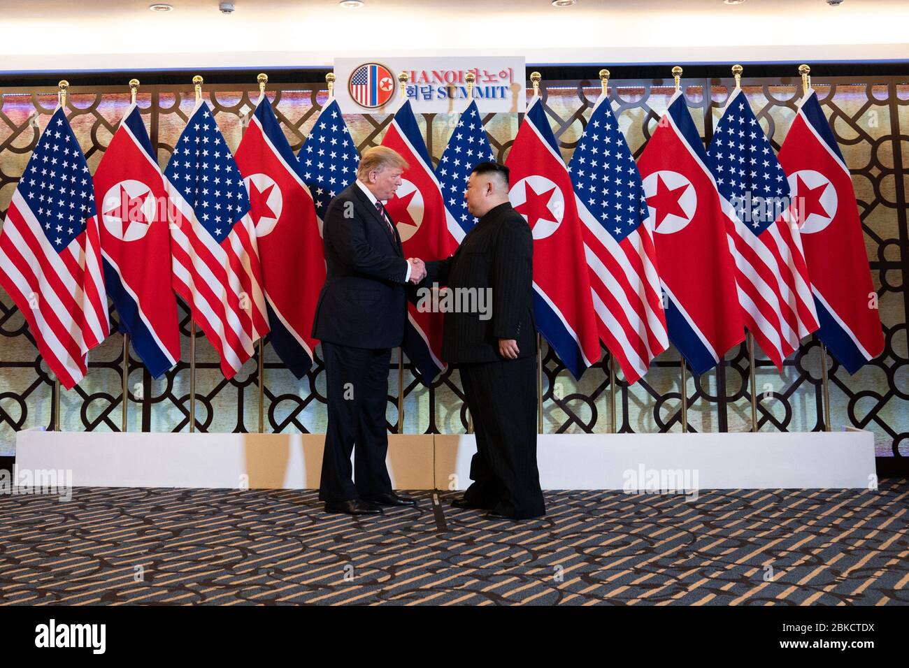 Il Presidente Donald J. Trump è accolto da Kim Jong un, Presidente della Commissione Affari di Stato della Repubblica popolare Democratica di Corea mercoledì 27 febbraio 2019, presso l'hotel Sofitel Legend Metropole di Hanoi, per il secondo incontro al vertice. Viaggio del Presidente Trump in Vietnam Foto Stock