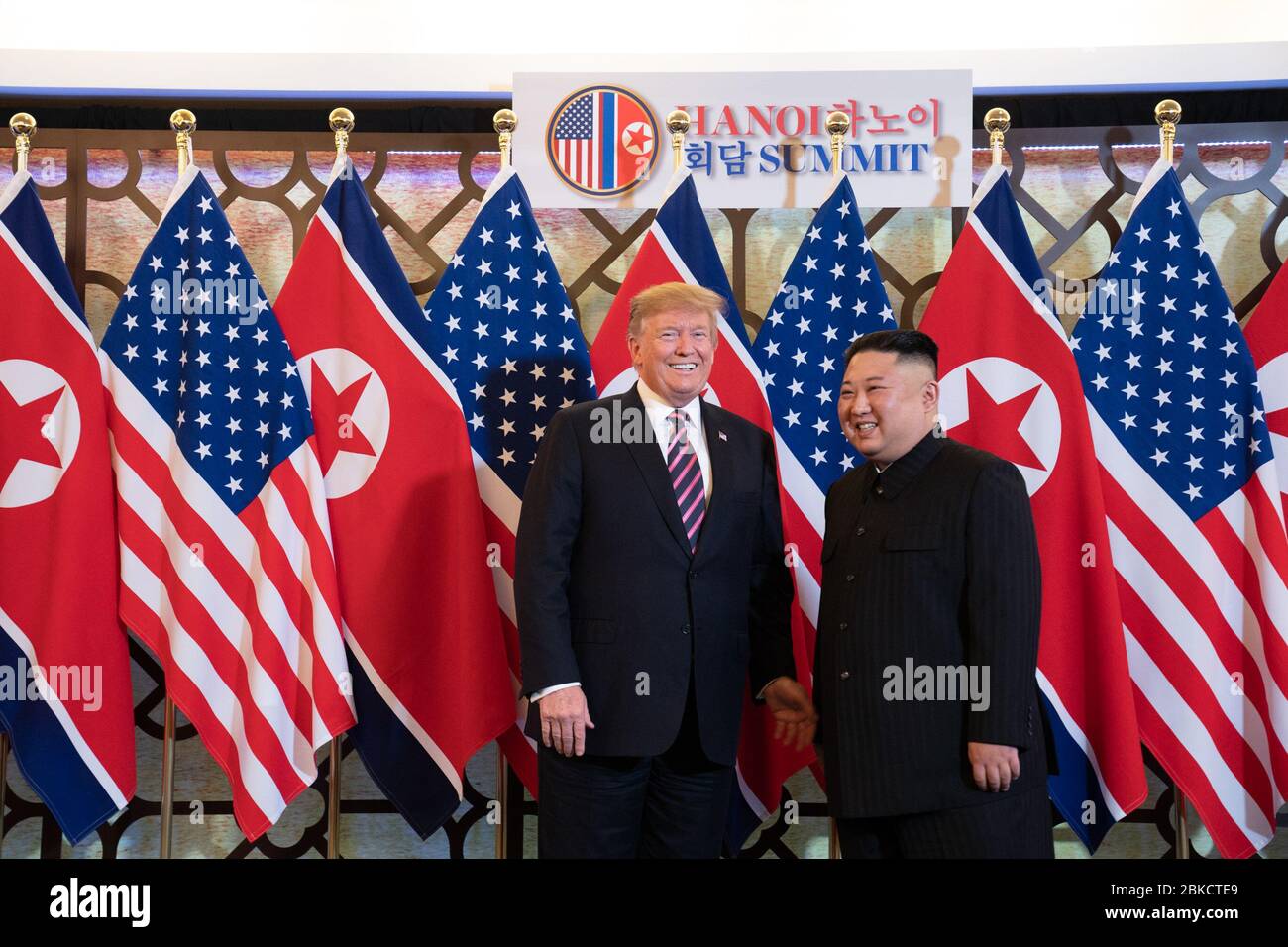 Il Presidente Donald J. Trump è accolto da Kim Jong un, Presidente della Commissione Affari di Stato della Repubblica popolare Democratica di Corea mercoledì 27 febbraio 2019, presso l'hotel Sofitel Legend Metropole di Hanoi, per il secondo incontro al vertice. Viaggio del Presidente Trump in Vietnam Foto Stock