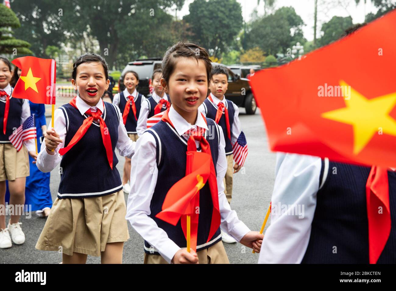 Il Presidente Donald J. Trump è accolto da bambini con bandiere e guardie d'onore al Palazzo Presidenziale mercoledì 27 febbraio 2019, ad Hanoi. Viaggio del Presidente Trump in Vietnam Foto Stock