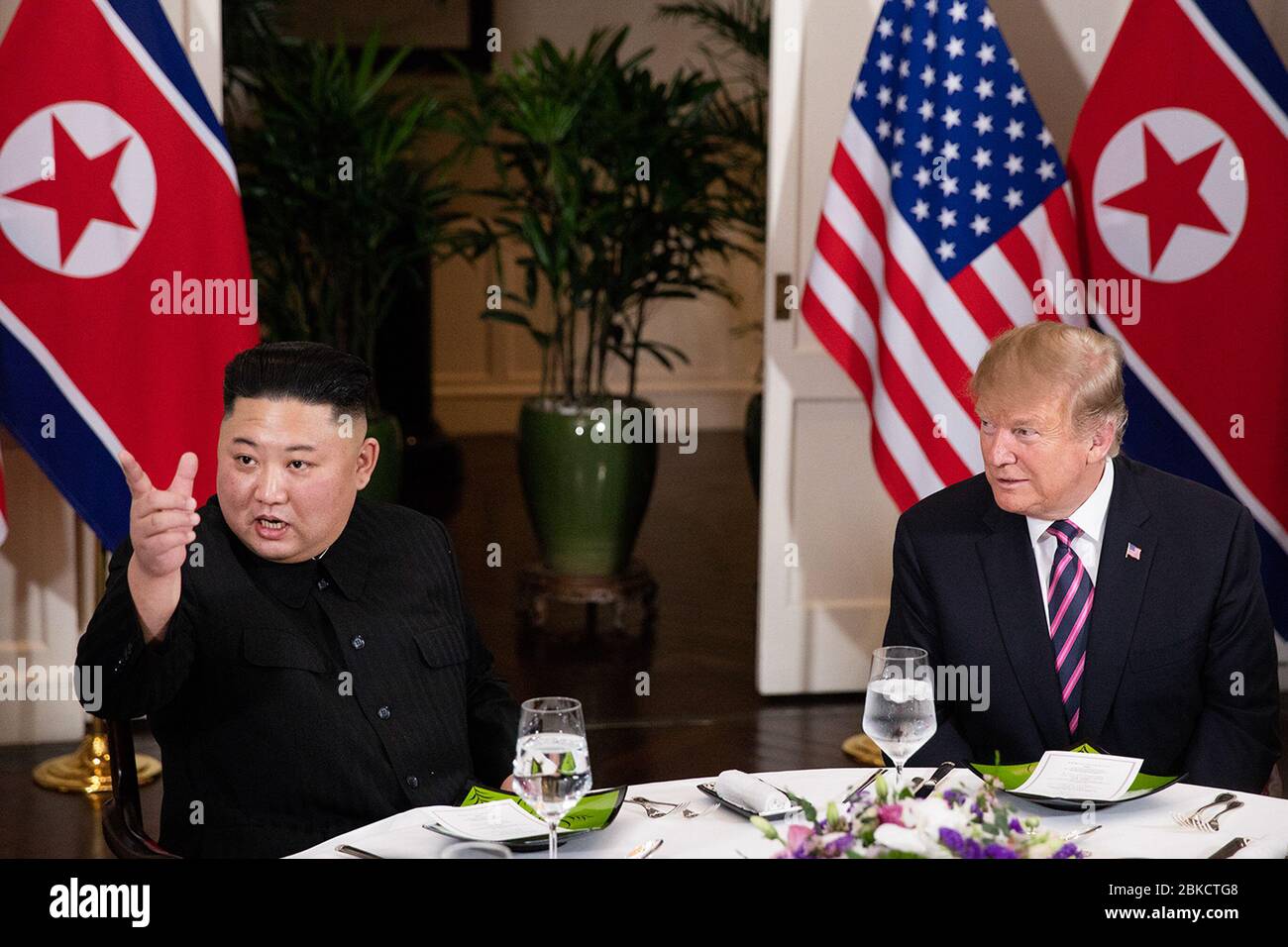 Il Presidente Donald J. Trump e Kim Jong un, Presidente della Commissione Affari di Stato della Repubblica popolare Democratica di Corea, si riuniscono per una cena sociale mercoledì 27 febbraio 2019 presso l'hotel Sofitel Legend Metropole di Hanoi, per il secondo incontro al vertice. Viaggio del Presidente Trump in Vietnam Foto Stock