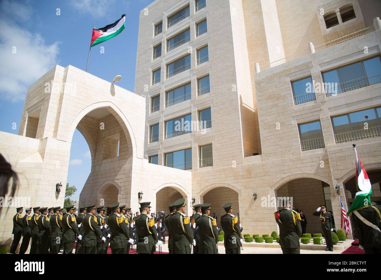 Il 23 maggio 2017, il presidente Donald Trump ha preso parte alle cerimonie di arrivo con il presidente dell'Autorità palestinese Mahmoud Abbas al Palazzo Presidenziale di Betlemme durante la sua visita all'estero. Foto Stock