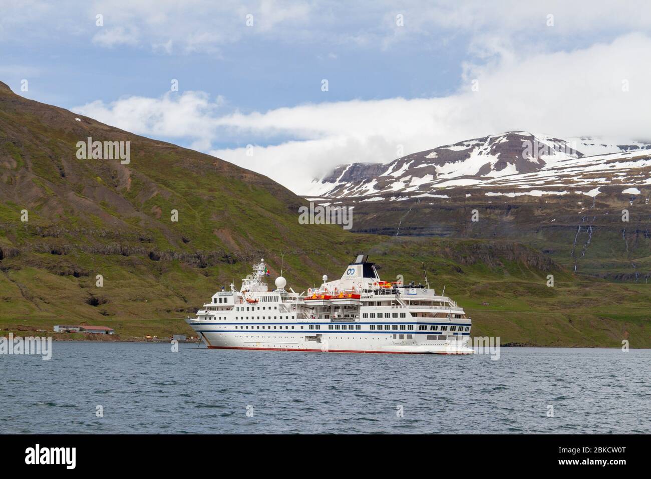 L'RCGS Resolute One Ocean una nave da crociera a cinque stelle rinforzata con ghiaccio ormeggiata a Seyðisfjörður, Islanda. Foto Stock