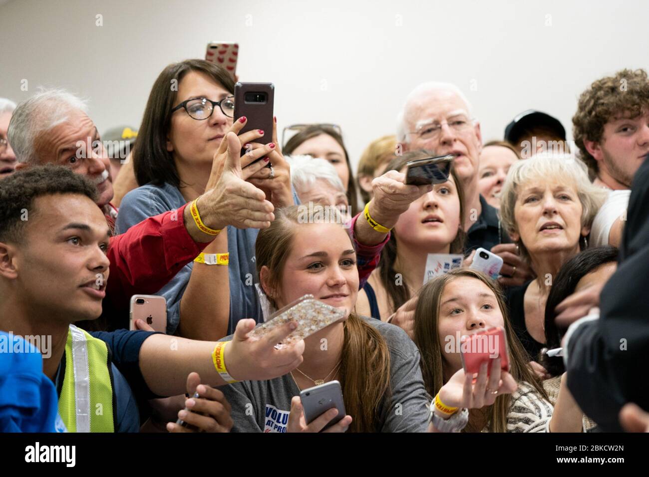 La gente si riunisce per incontrare il presidente Donald J. Trump Venerdì, 8 marzo 2019, al centro di soccorso della Chiesa Battista Providence a Smiths Station, Ala., che è stato colpito dal devastante tornado Domenica. Il presidente Trump e la prima signora Melania Trump visitano l’Alabama Foto Stock