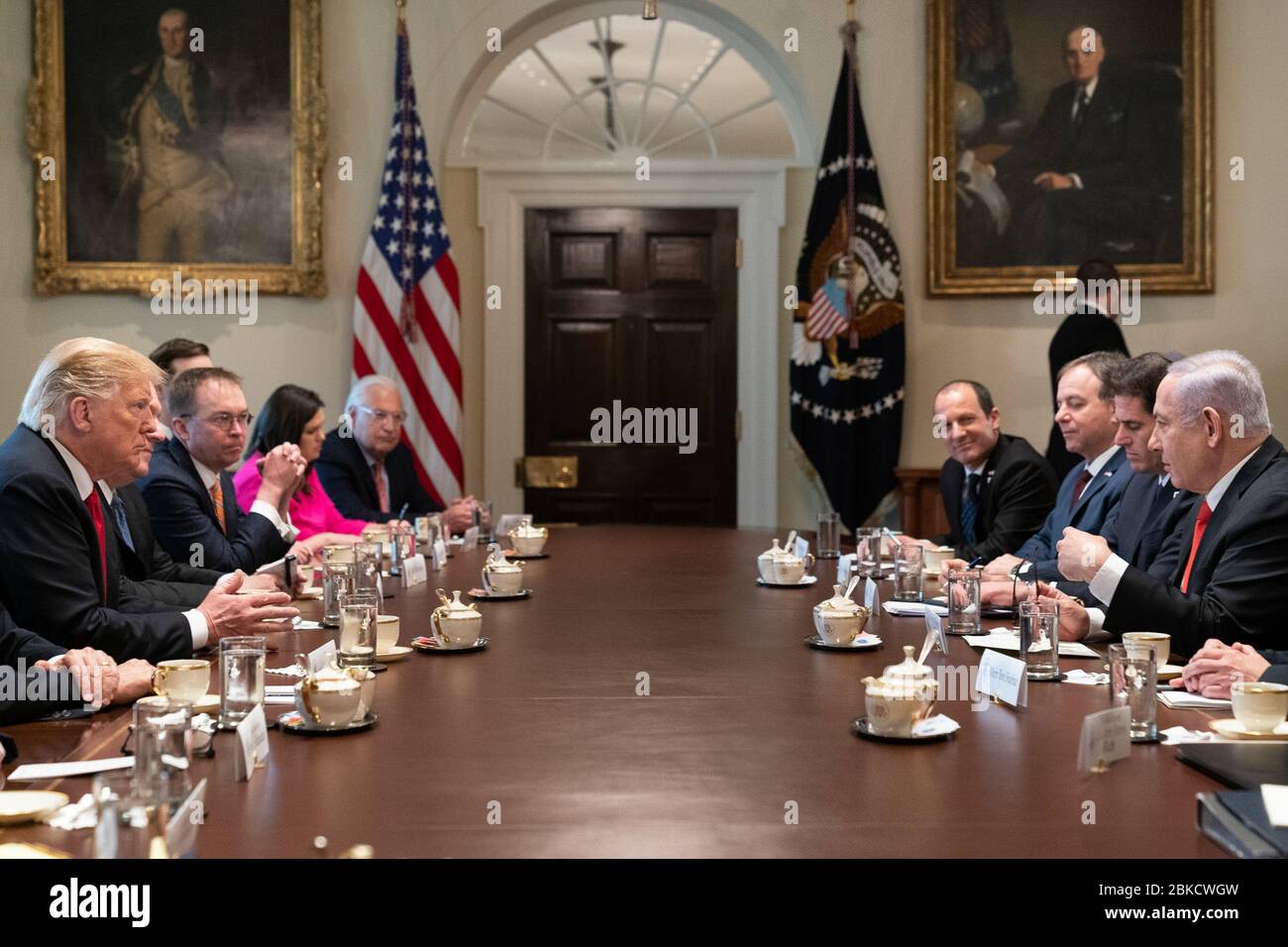 Il Presidente Donald J. Trump, Unito al Vice Presidente Mike Pence, partecipa a un incontro bilaterale allargato con il primo Ministro israeliano Benjamin Netanyahu lunedì 25 marzo 2019, nella Sala del Gabinetto della Casa Bianca. Il Presidente Trump dà il benvenuto al primo Ministro di Israele alla Casa Bianca Foto Stock
