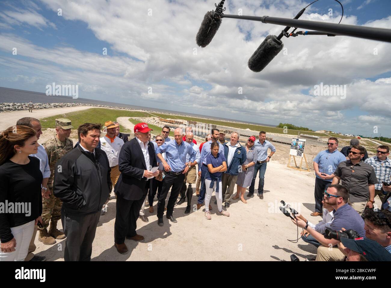 Il 29 marzo 2019, il presidente Donald J. Trump, affiancato dal governatore della Florida Ron DeSantis, visitò la diga Herbert Hoover che circonda il lago Okeechobee in Florida. La diga fa parte del sistema Kissimmee-Okeechobee Everglades, contribuendo a ridurre i rischi di inondazione nel sud della Florida. Foto Stock