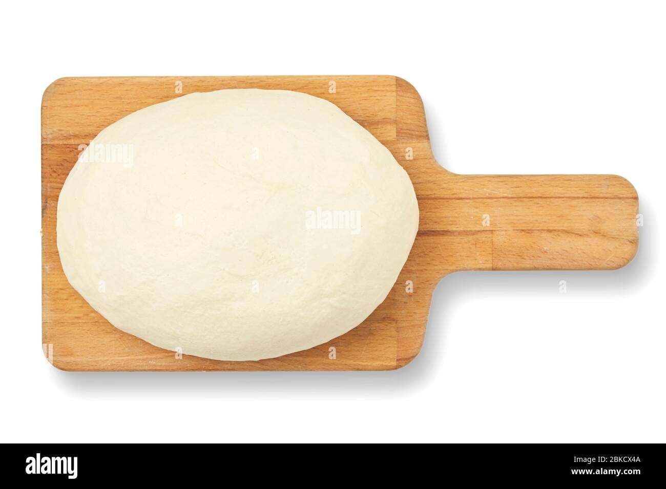 Pasta cruda su asse di legno isolato su sfondo bianco, vista dall'alto Foto Stock