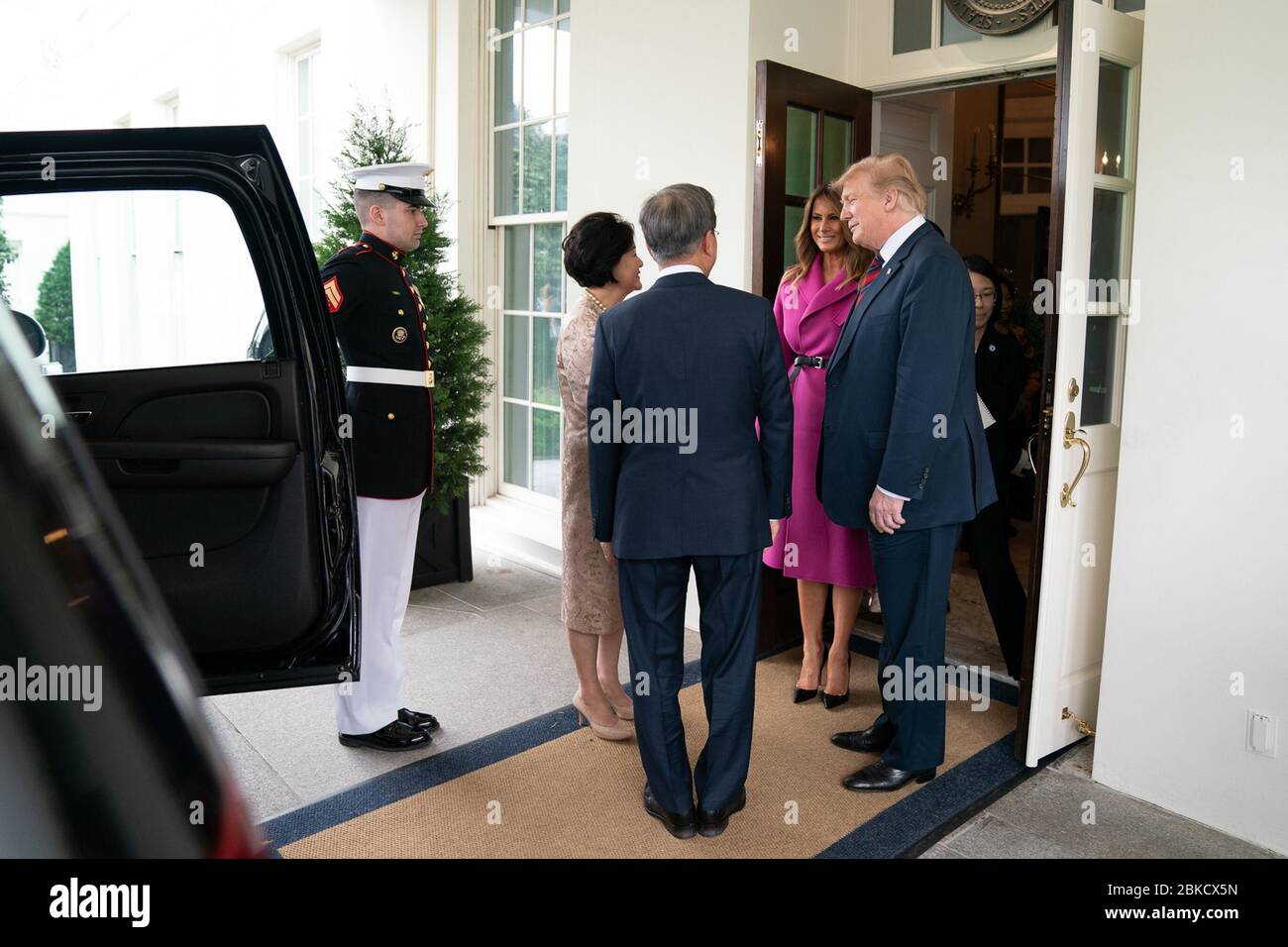 Il Presidente Trump e la First Lady Melania Trump hanno benevenuto il Presidente Moon Jae-in e la signora Kim Jung-sook della Repubblica di Corea alla Casa Bianca Foto Stock