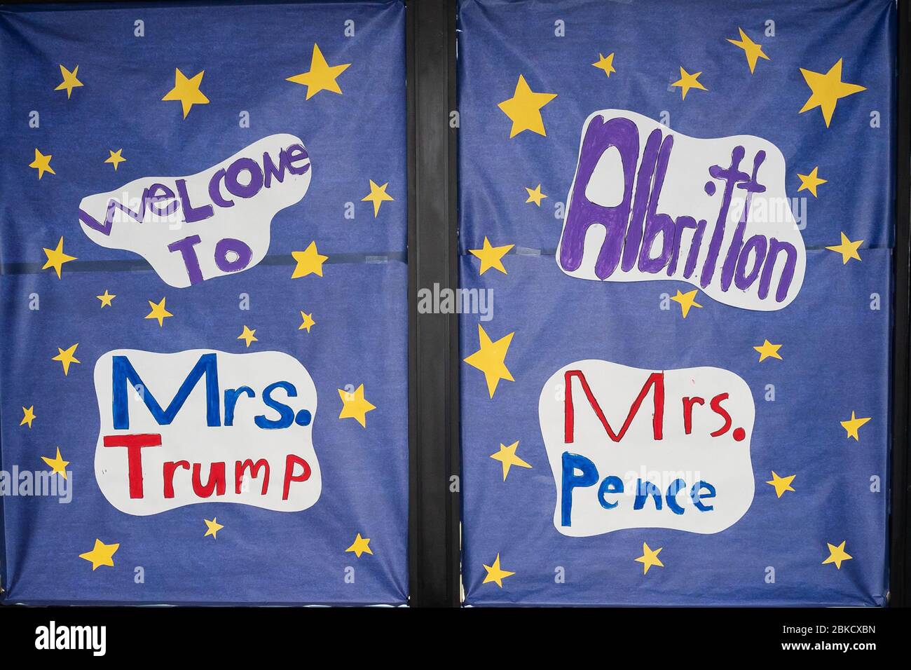 Il 15 aprile 2019, la First Lady Melania Trump e la Second Lady Karen Pence visitarono la Albritton Middle School a Fort Bragg, Carolina del Nord. Sono stati accolti con favore dai segnali fatti a mano dagli studenti, sottolineando il loro impegno a sostenere l'istruzione. Foto Stock