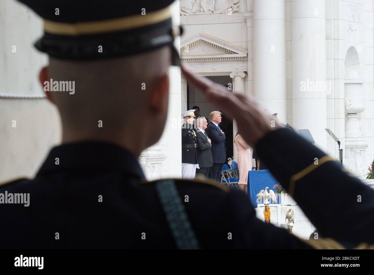 Il Presidente Donald Trump, Unito dal Segretario della Difesa degli Stati Uniti James Mattis, partecipa a una cerimonia del Memorial Day (giorno della memoria) al Cimitero Nazionale di Arlington ad Arlington, Virginia | 29 maggio 2017 novembre 2017: Mese dei veterani nazionali e delle famiglie militari Foto Stock