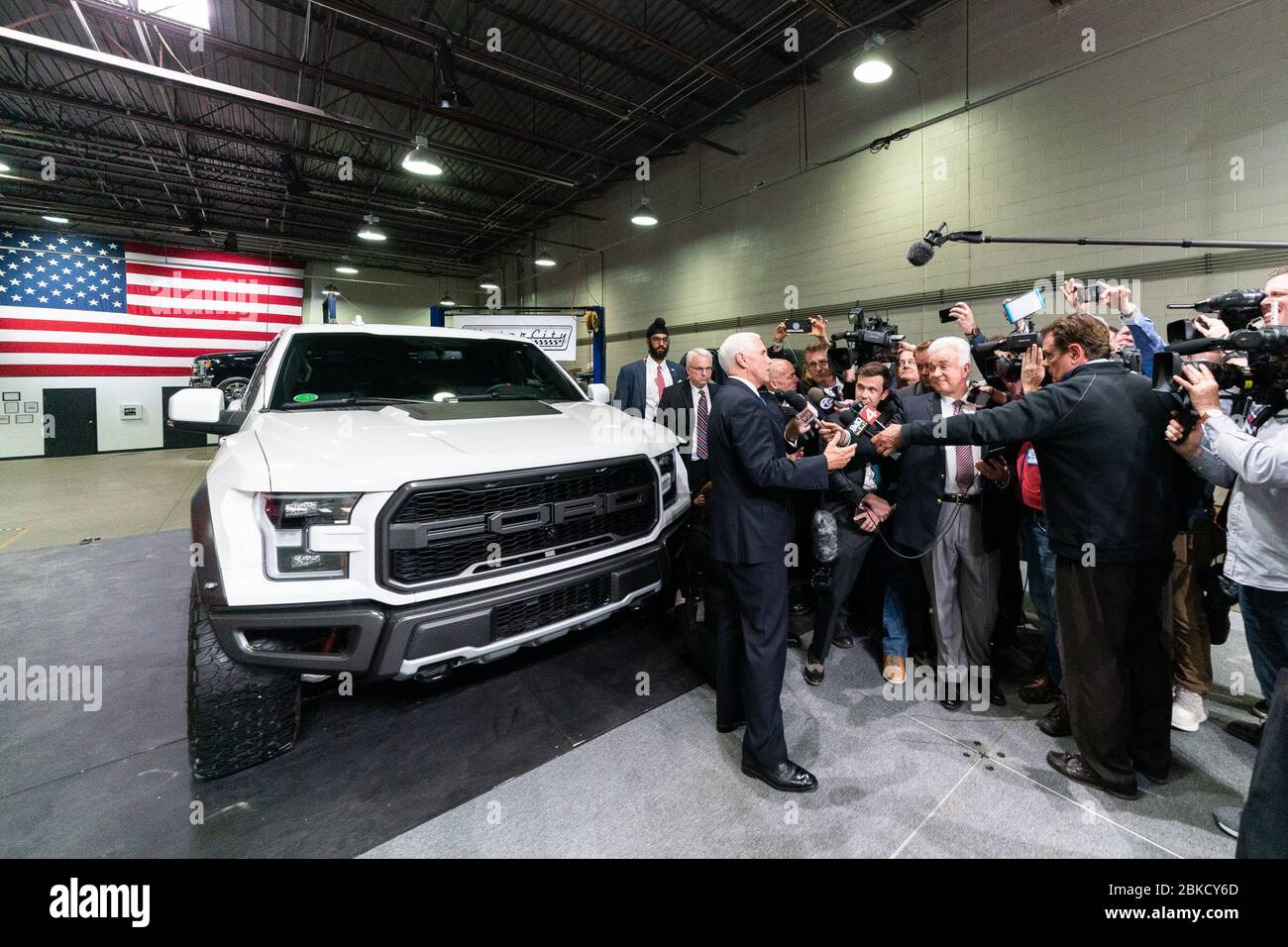 Il 24 aprile 2019, il vicepresidente Mike Pence visitò una fabbrica Ford a Detroit, Michigan. La sua visita si è concentrata sugli sforzi di produzione dell'azienda e sul ruolo delle industrie americane nell'economia. Foto Stock