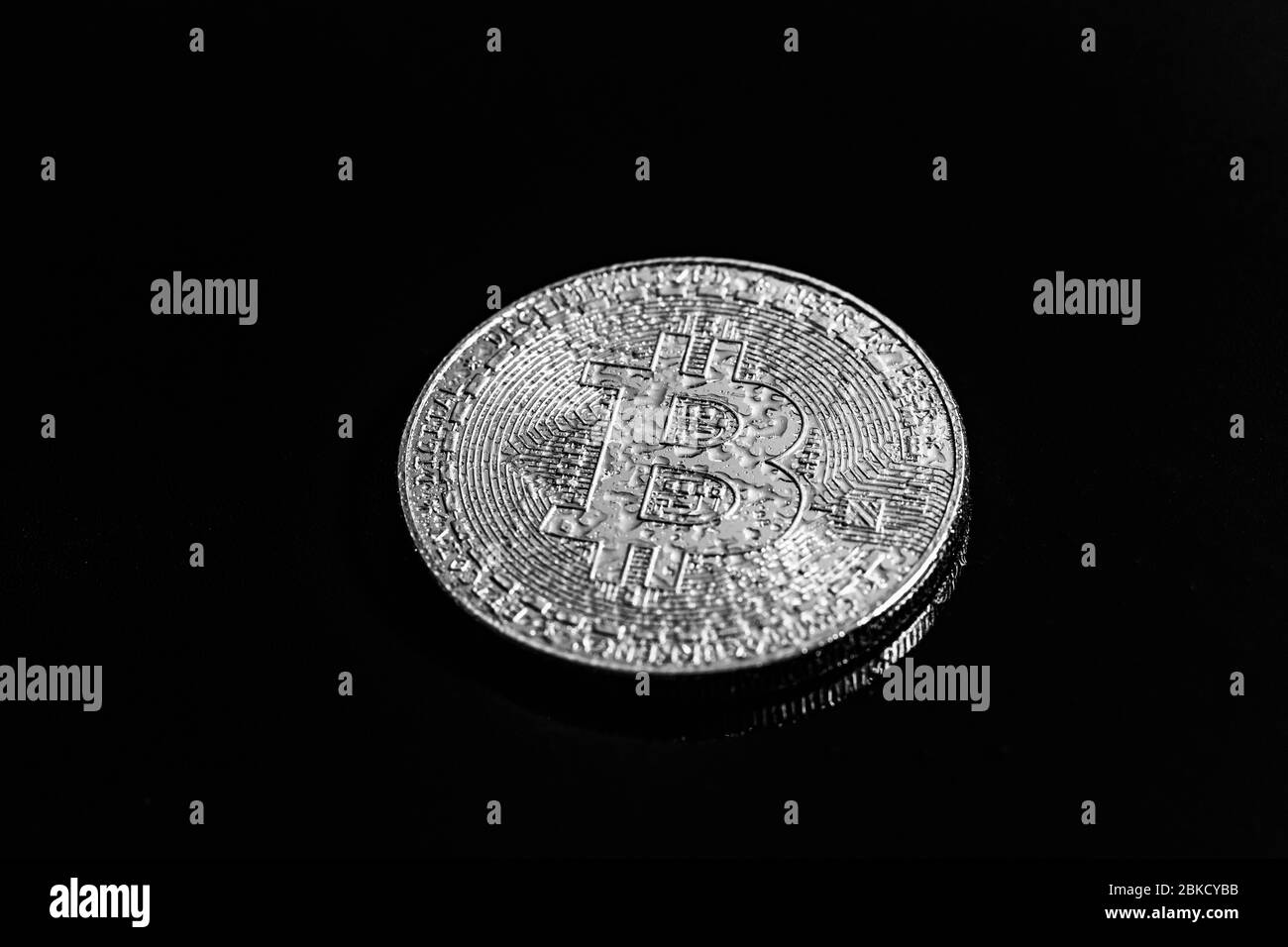 Bitcoin su sfondo nero. La crisi economica mondiale. Foto Stock