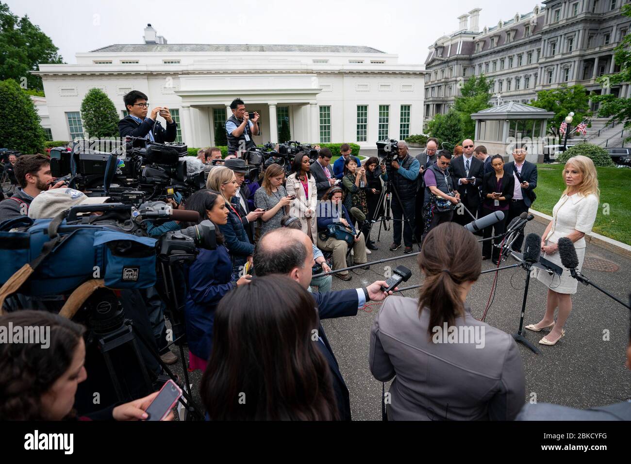 Kellyanne Conway, Consigliere del Presidente, parla alla stampa di Washington, D.C., fornendo un aggiornamento sugli sviluppi politici negli Stati Uniti. Conway, una figura di spicco nell'amministrazione Trump, si rivolge regolarmente ai media per discutere di politiche e questioni nazionali. Foto Stock