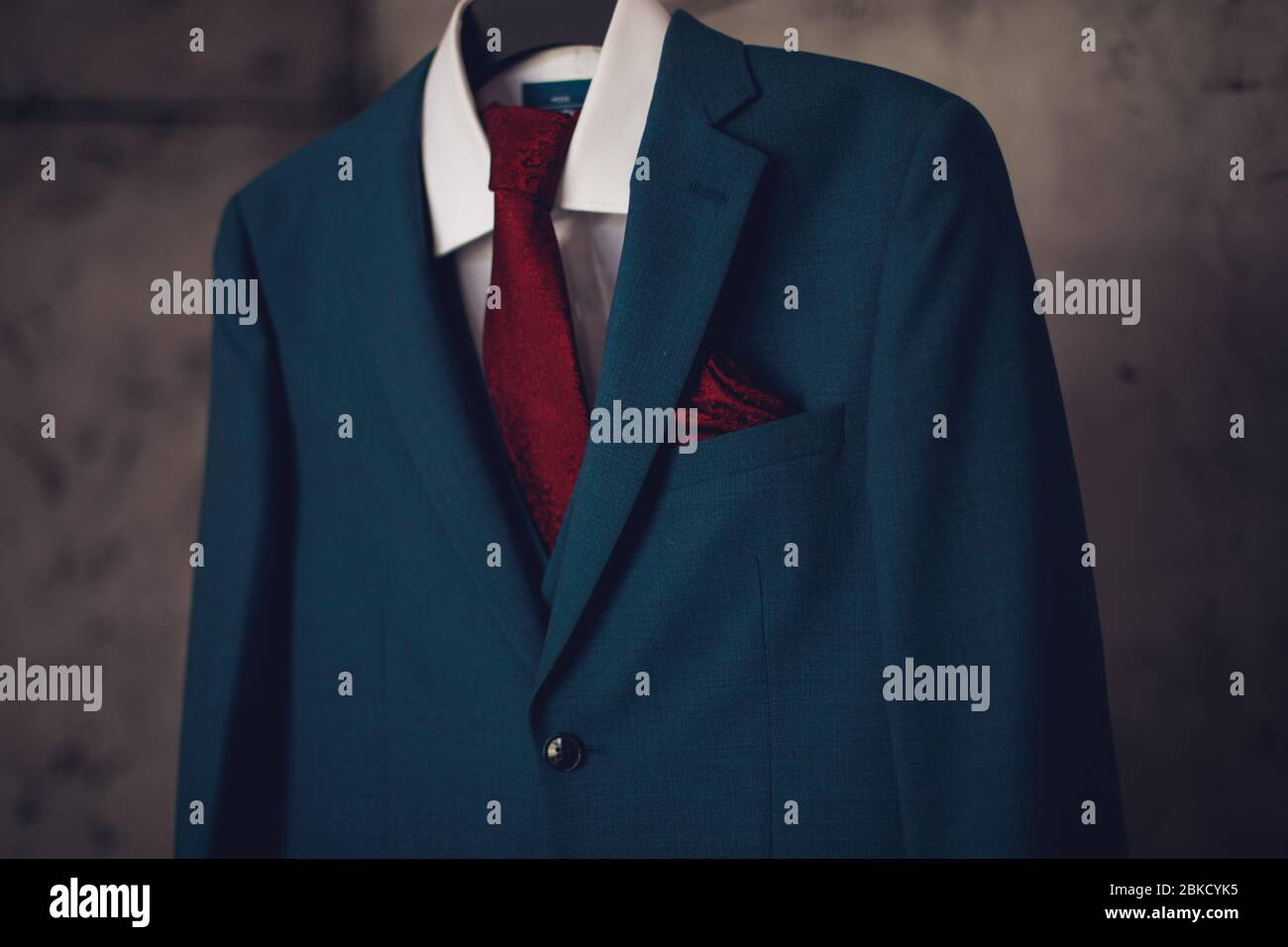 Un vestito blu con una cravatta rossa su un appendiabiti sta aspettando di  essere indossato Foto stock - Alamy