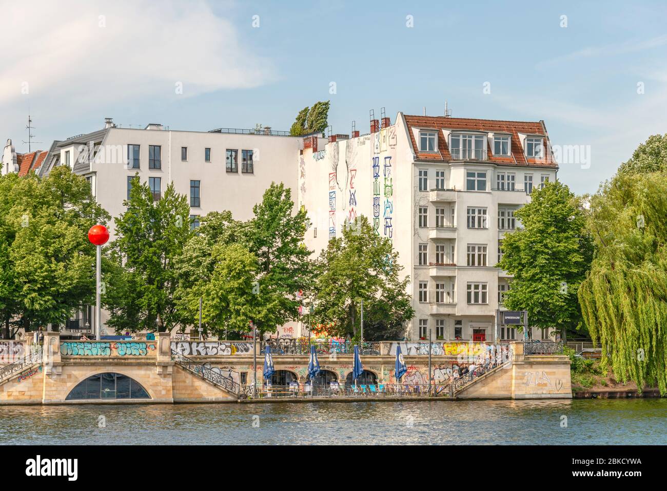 Ristorante sul lungomare Spreeraum a River Spree di fronte alla Eastside Gallery, Berlino, Germania Foto Stock