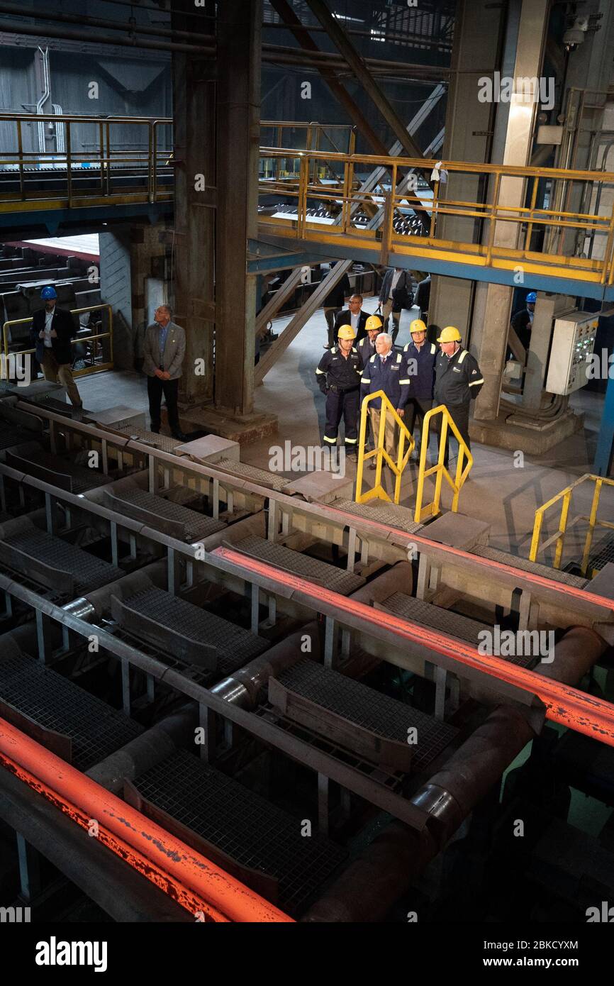 Il vicepresidente Mike Pence visita l'acciaieria Gerdau St. Paul in Minnesota il 9 maggio 2019, per visitare l'impianto e discutere con lavoratori e dirigenti dell'industria manifatturiera statunitense e della produzione dell'acciaio. Foto Stock
