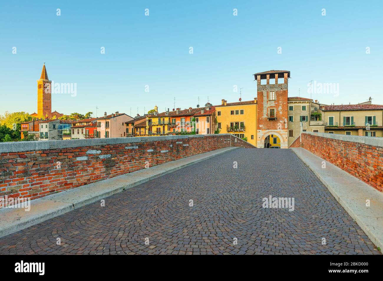 Ponte pietra vuoto con nessuno a Verona, Veneto, Italia. Quarantena coronavirus concetto 19. Simbolo italiano con nessuno Foto Stock